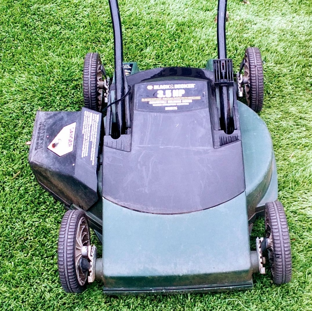 Electric mulching mower